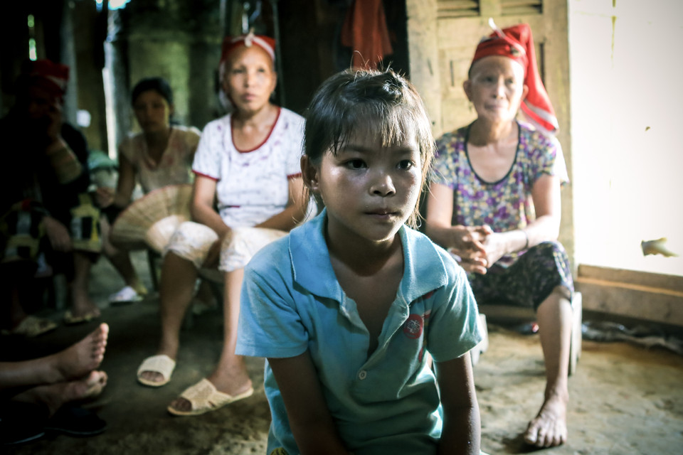 Những đứa trẻ tại thôn Sùng Hoảng (xã Phìn Ngan, huyện Bát Xát) cũng không khá hơn là bao. 