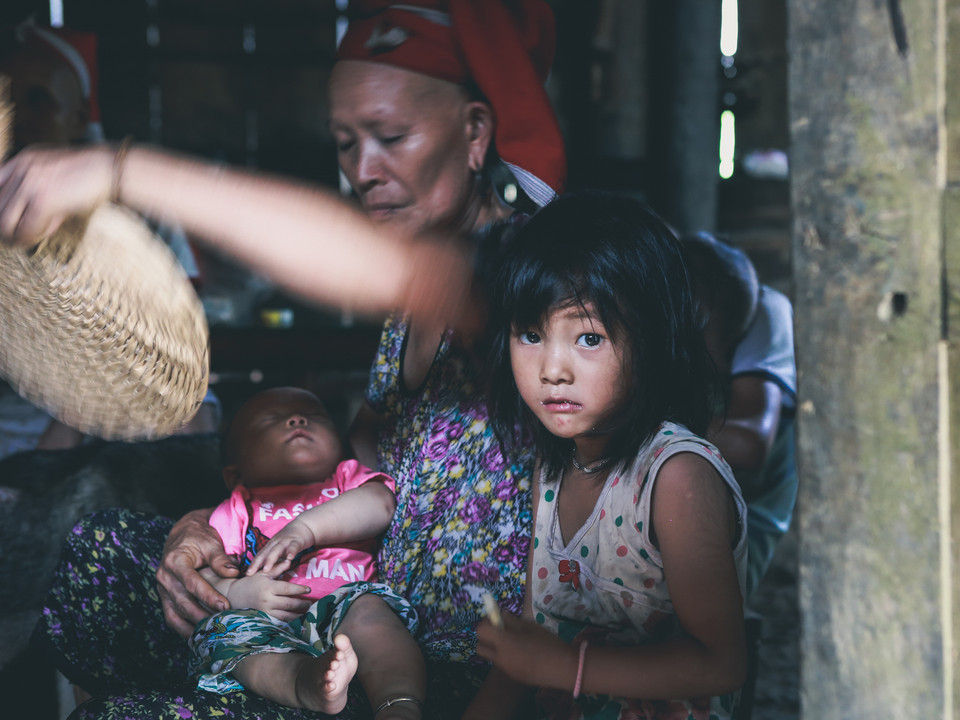 Nỗi sợ hãi núi lở, nước lớn còn hằn lên gương mặt tái dại, xanh lét và lấm lem bùn của những đứa trẻ.