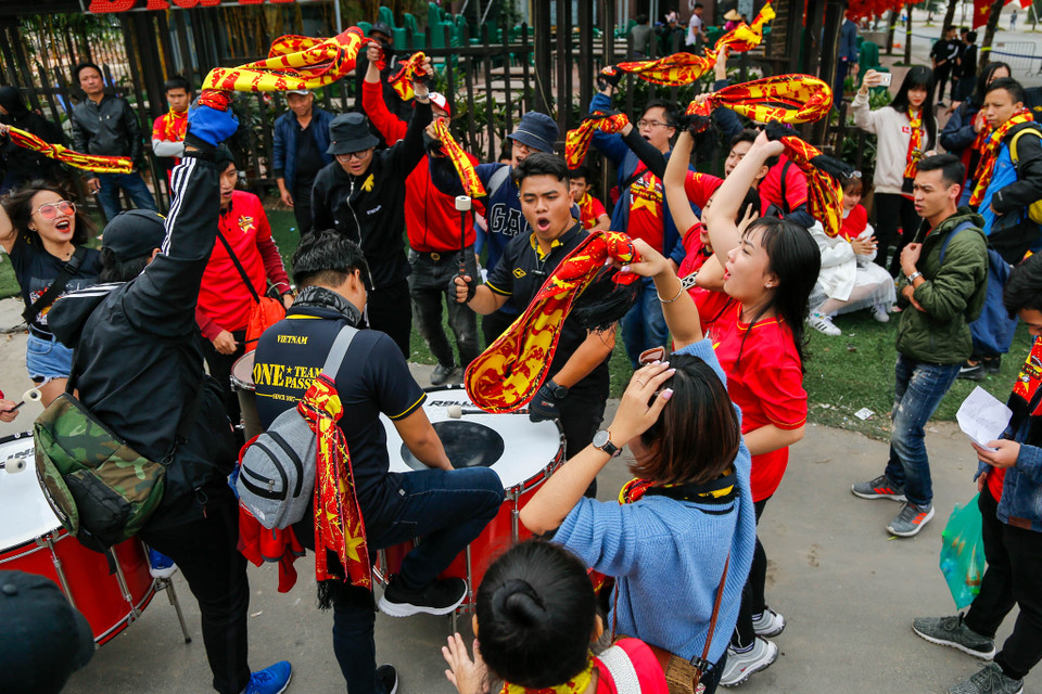 Mặc dù tối mới bắt đầu trận đấu nhưng từ 11h trưa, rất đông các cổ động viên đã đến sớm liên tục hò hét cổ vũ. (Ảnh: Minh Sơn/Vietnam+)