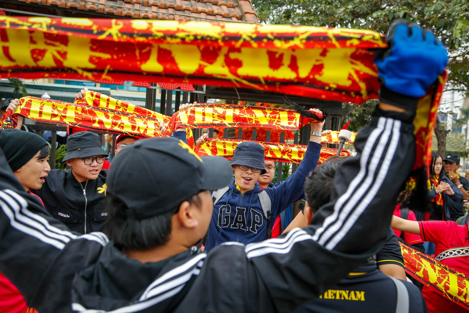 Trưa 15/12, hàng ngàn cổ động viên đã tập trung trước cổng sân vận động Mỹ Đình trước thềm trận chung kết Việt Nam - Malaysia. (Ảnh: Minh Sơn/Vietnam+)