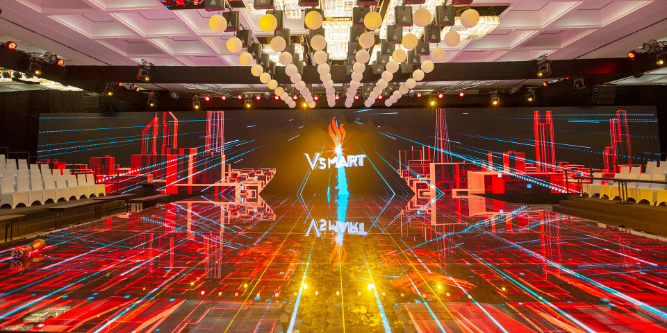 Sân khấu của sự kiện được thiết kế mở, sử dụng nhiều công nghệ trình chiếu hiện đại, ấn tượng.