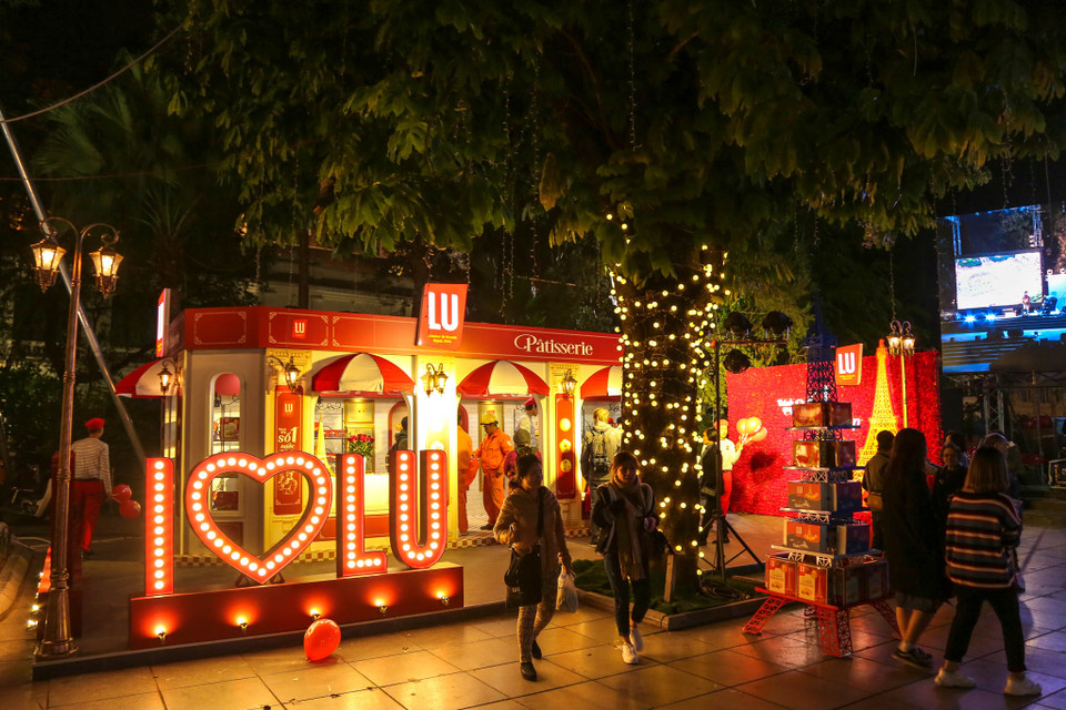 Đặc biệt, du khách sẽ được thưởng thức nhiều món ăn ngon, độc đáo cùng các sản phẩm thủ công, nông sản đặc biệt của Pháp tại 60 gian hàng của lễ hội. (Ảnh: Minh Sơn-Mai Anh/Vietnam+)