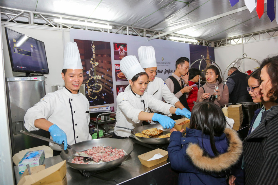 Du khách cũng có thể thưởng thức các món ăn lừng danh nước Pháp. (Ảnh: Minh Sơn-Mai Anh/Vietnam+)