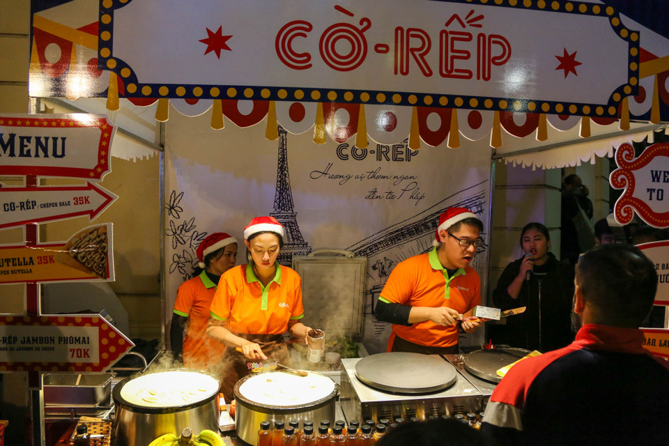 Nhiều hoạt động thú vị về ngày Giáng sinh cũng sẽ được tổ chức, kết hợp cùng cách bài trí đặc trưng của đường phố Paris sẽ mang đến không khí náo nhiệt, rực rỡ của đất nước mang vẻ đẹp hoa lệ bậc nhất Châu Âu. (Ảnh: Minh Sơn-Mai Anh/Vietnam+)