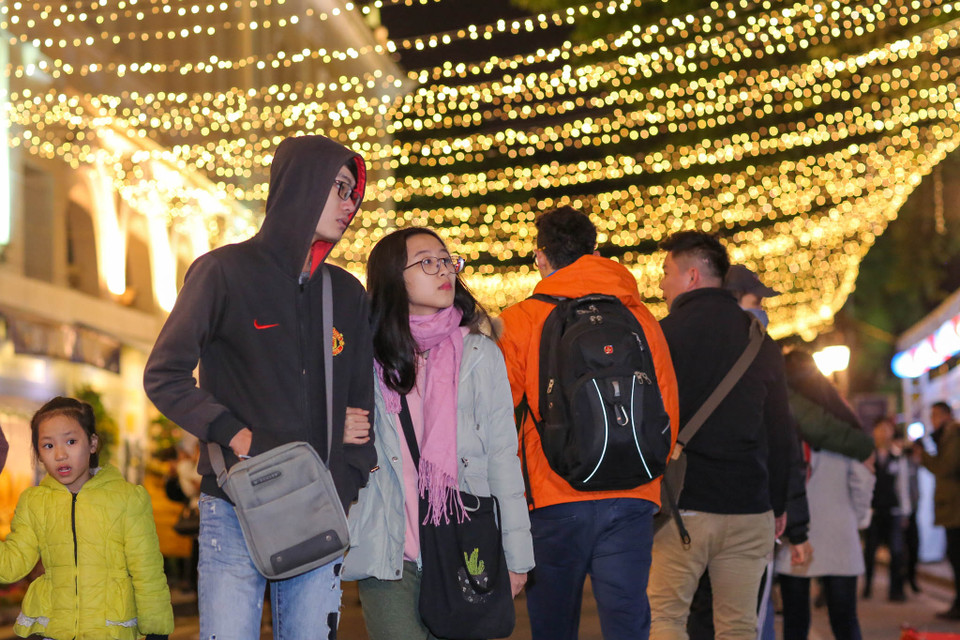 Lễ hội Balade en France diễn ra từ ngày 14 - 16/12 tại Tượng đài Lý Thái Tổ (Hà Nội) sẽ mang đến không gian Paris đầy hoa lệ và náo nhiệt, giúp du khách trải nghiệm văn hóa nước Pháp ngay giữa lòng Hà Nội. (Ảnh: Minh Sơn-Mai Anh/Vietnam+)