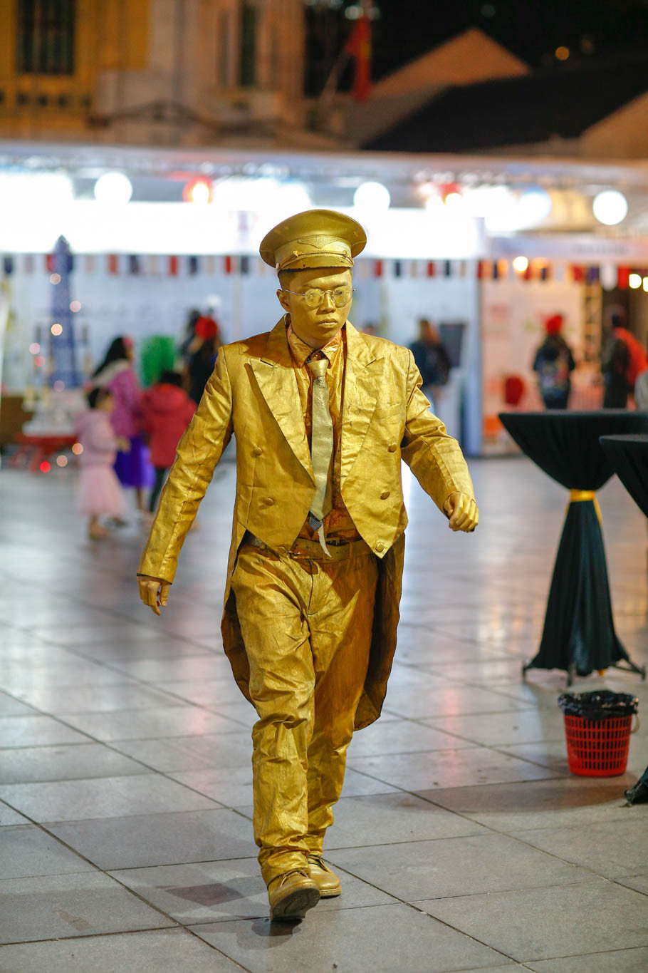 Một nghệ sỹ đường phố đang biểu diễn thu hút nhiều người xem. (Ảnh: Minh Sơn-Mai Anh/Vietnam+)