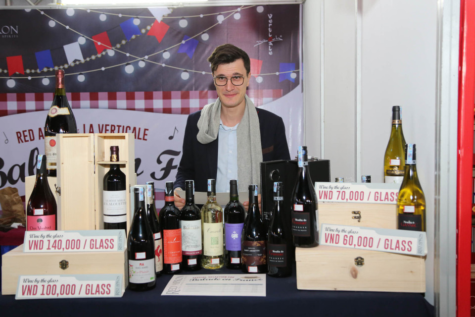 Những gian hàng rượu vang nhập khẩu cũng là một địa điểm thu hút du khách ghé qua. (Ảnh: Minh Sơn-Mai Anh/Vietnam+) 