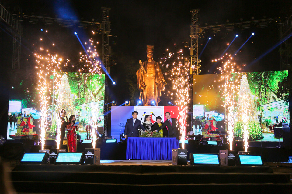Tại Lễ khai mạc, nghi thức thắp sáng 'Cây thông lời hứa' đã được diễn ra với sự tham gia của Chủ tịch Uỷ ban Nhân dân thành phố Hà Nội Nguyễn Đức Chung, Đại sứ Pháp tại Việt Nam Bertrand Lortholary và Bộ trưởng Y tế Việt Nam Nguyễn Thị Kim Tiến. (Ảnh: Minh Sơn-Mai Anh/Vietnam+)