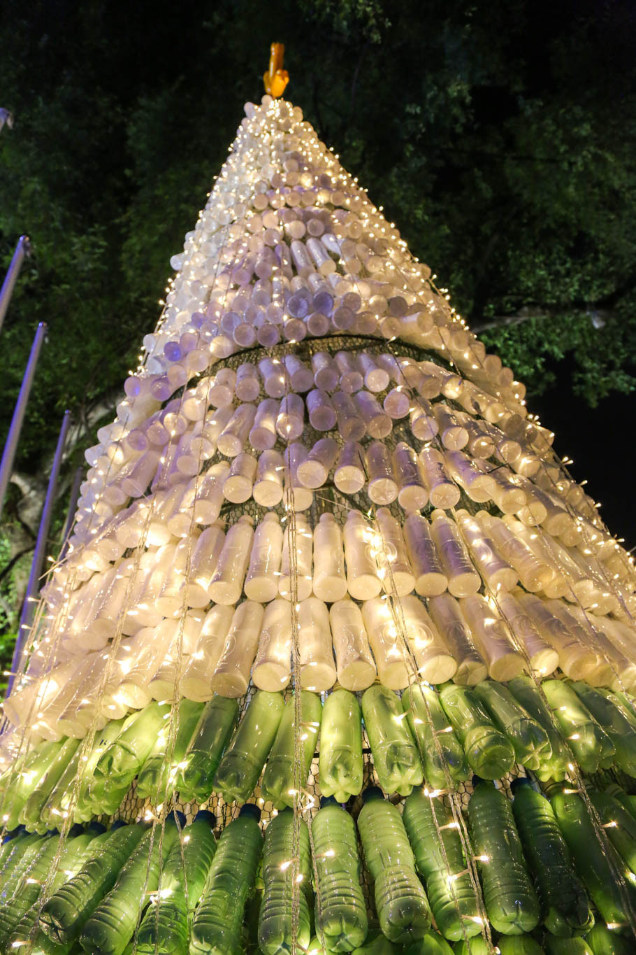 Những chai nhựa được ghép khít lại với nhau tạo nên một cây thông độc đáo, tạo thành một điểm nhấn ấn tượng tại lễ hội. (Ảnh: Minh Sơn-Mai Anh/Vietnam+)