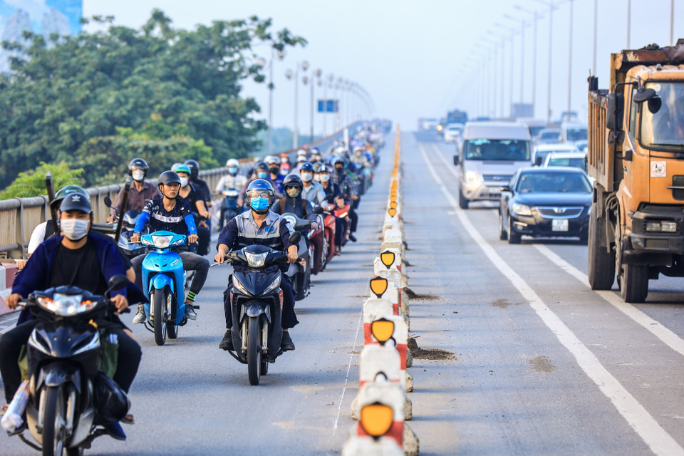 Hàng dài xe gắn máy di chuyển chậm chạp nối đuôi nhau vì không thể vượt được ôtô. (Ảnh: Minh Sơn/Vietnam+)