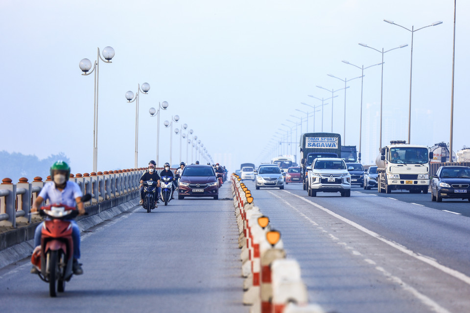 Sau khi thu hẹp khoảng gần 2m thì làn hỗn hợp chỉ vừa đủ khoảng cách 1 ôtô con và 1 xe máy di chuyển. (Ảnh: Minh Sơn/Vietnam+)