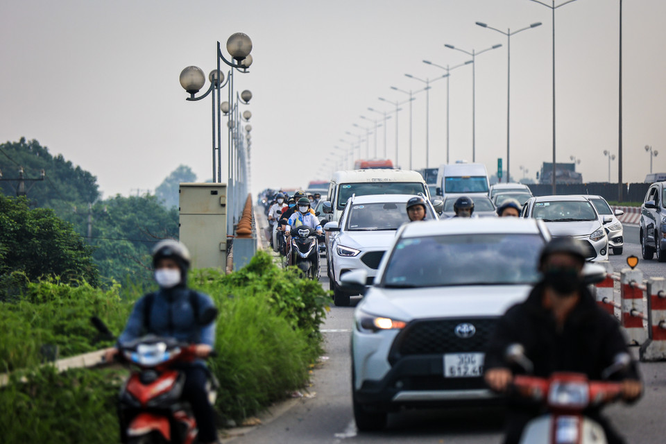 Cầu Thanh Trì có chiều dài gần 3,1km, trong đó chiều dài dải phân cách cứng là 3km/chiều. Như vậy, sẽ có khoảng 6km dải phân cách được Ban Duy tu dịch chuyển khi tổ chức phân làn lại. (Ảnh: Minh Sơn/Vietnam+)