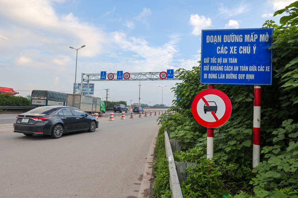 Rất nhiều tài xế lúng túng khi di chuyển theo thói quen vào làn chỉ dành cho xe thô sơ, xe gắn máy. (Ảnh: Minh Sơn/Vietnam+)