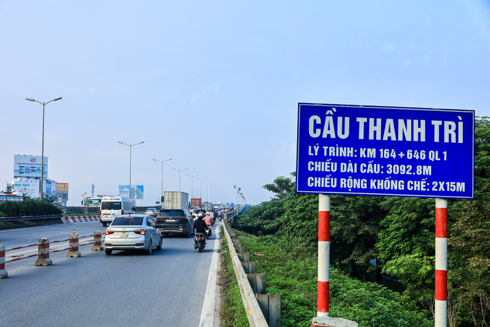 Các phương tiện ôtô lưu thông trên 3 làn đường mỗi chiều, mỗi làn rộng 3,5m. (Ảnh: Minh Sơn/Vietnam+)