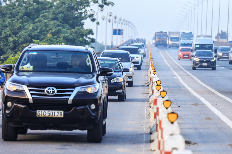 Nhiều thời điểm hàng dài ôtô chen chúc nhau di chuyển trong làn xe gắn máy và xe thô sơ. (Ảnh: Minh Sơn/Vietnam+)