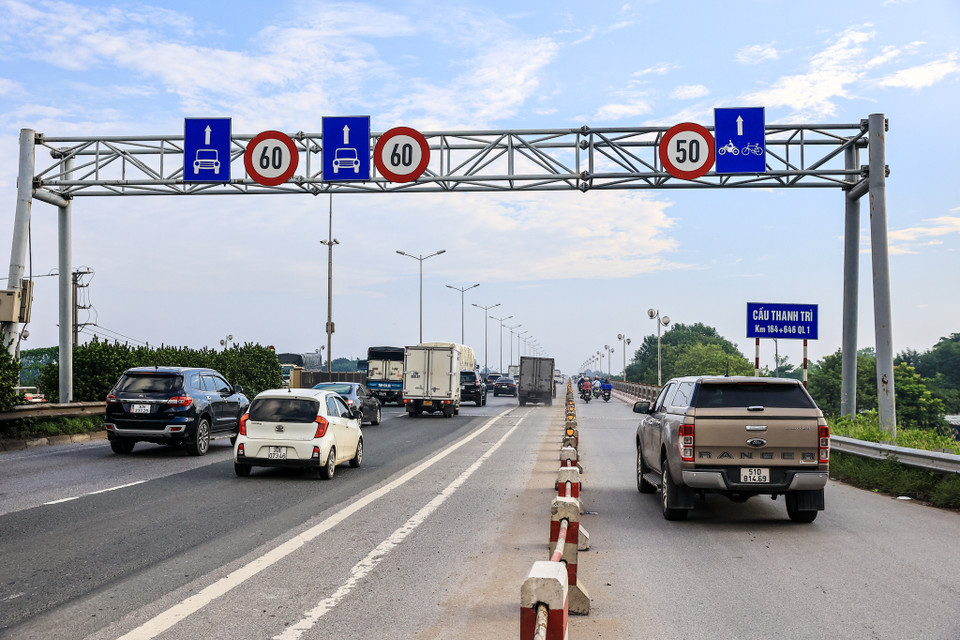 Theo ghi nhận của phóng viên Báo Điện tử VietnamPlus, vào thời điểm 7 giờ sáng 5/10, tại cầu Thanh Trì hướng đi về Quốc lộ 5 không xảy ra tình trạng tắc đường. Tuy nhiên, phóng viên ghi nhận rất nhiều xe ôtô vẫn đi vào làn xe máy, xe thô sơ mặc dù đã có biển cấm và phân làn. (Ảnh: Minh Sơn/Vietnam+)