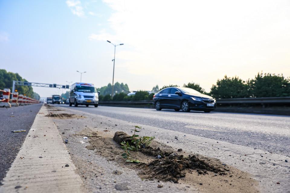 Làn ôtô được nới rộng đủ cho 3 hàng xe, nhưng các tài xế đi khá cẩn trọng, một phần vì làn đường thứ 3 hơi nhỏ, một phần vì vị trí cũ đặt dải phân làn xuất hiện các 'sống trâu' gồ ghề trên đường. (Ảnh: Minh Sơn/Vietnam+)