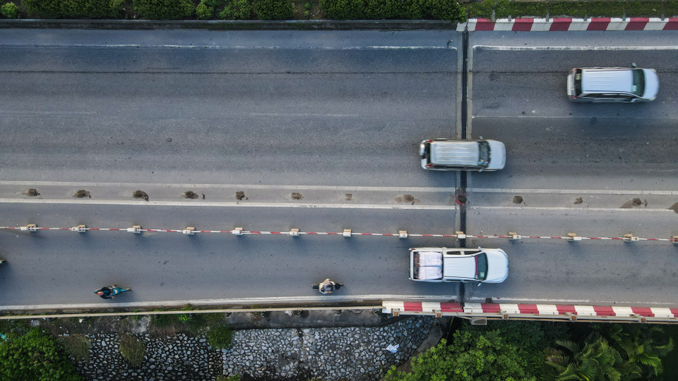 Việc dịch chuyển dải phân cách mềm trên cầu Thanh Trì lần này nằm trong dự án phân luồng, tổ chức giao thông đảm bảo an toàn giao thông trên cầu Thanh Trì và Vành đai 3 Hà Nội. (Ảnh: Minh Sơn/Vietnam+)