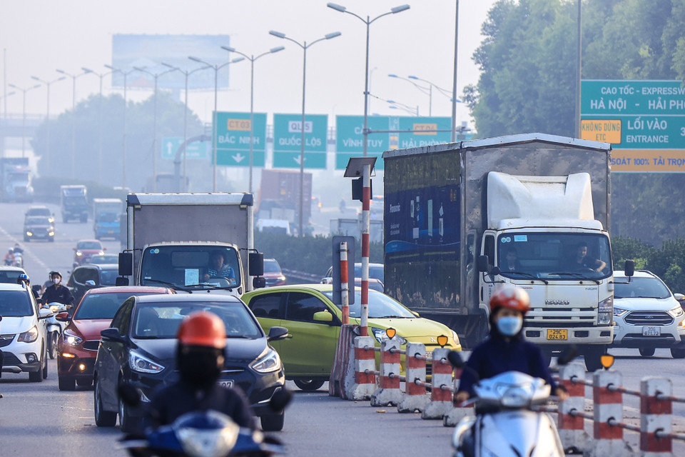 Nhiều ôtô khi phát hiện đi nhầm vào đường cấm đã lập tức đánh lái bất ngờ sang làn đường chính gây nguy cơ mất an toàn cho các xe phía sau. (Ảnh: Minh Sơn/Vietnam+)