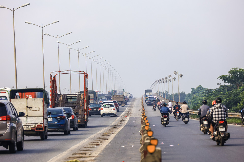 Làn đường dành cho ôtô được mở rộng thêm một làn. (Ảnh: Minh Sơn/Vietnam+)