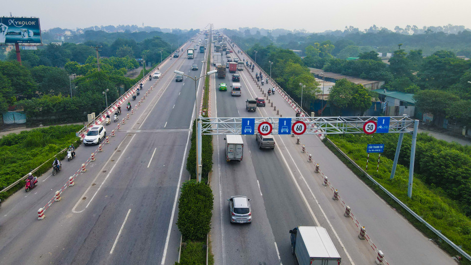 Cụ thể, đơn vị thi công sẽ thu hẹp làn đường hỗn hợp xuống còn 2,9m và chỉ dành cho xe máy, cùng với đó sẽ tăng thêm 1 làn cho ôtô, mỗi làn ôtô có chiều rộng 3,5m. (Ảnh: Minh Sơn/Vietnam+)