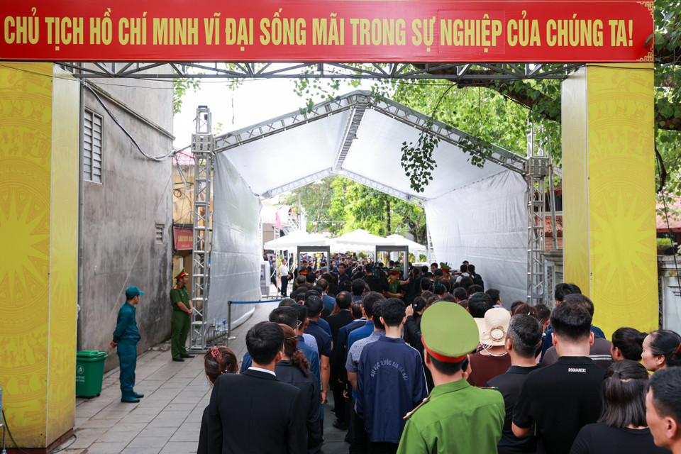 Lễ viếng đồng chí Nguyễn Phú Trọng, Tổng Bí thư Ban Chấp hành Trung ương Đảng Cộng sản Việt Nam được tổ chức theo nghi thức Quốc tang tại Nhà tang lễ Quốc gia số 5 Trần Thánh Tông, thành phố Hà Nội từ 7 giờ đến 22 giờ ngày 25/7 và từ 7 giờ đến 13 giờ ngày 26/7/2024. Cùng thời gian trên, Lễ viếng được tổ chức tại quê nhà Tổng Bí thư - xã Đông Hội, huyện Đông Anh, thành phố Hà Nội. (Ảnh: Minh Sơn/Vietnam+)