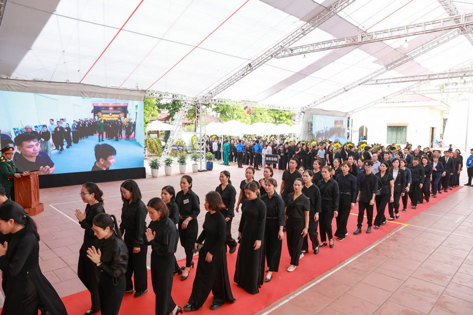 Người dân di chuyển từ cổng làng đến hết điểm viếng khoảng một giờ. (Ảnh: Minh Sơn/Vietnam+)