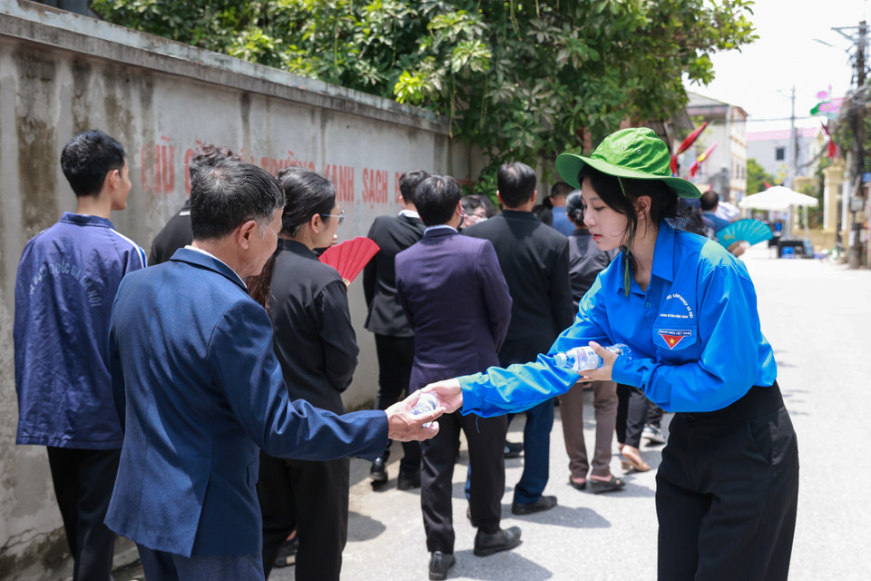 Các tình nguyện viên được phân công túc trực hỗ trợ người dân đến viếng. (Ảnh: Minh Sơn/Vietnam+)