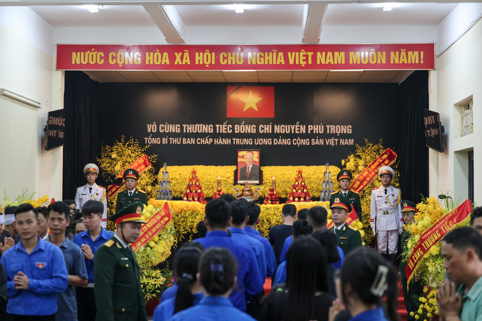 Bên trong nhà văn hoá thôn Lại Đà, mọi người đều lặng lẽ vào viếng, bày tỏ niềm tiếc thương vô hạn với Tổng Bí thư. (Ảnh: Minh Sơn/Vietnam+)