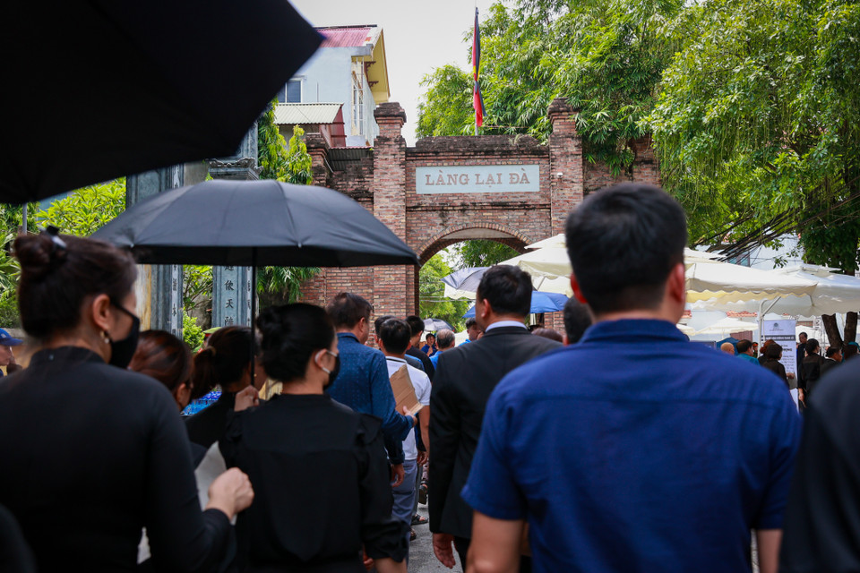 Trưa 25/7 tại quê nhà thôn Lại Đà (xã Đông Hội, huyện Đông Anh, Hà Nội) có rất đông người dân xếp hàng chờ đến lượt viếng Tổng Bí thư Nguyễn Phú Trọng. (Ảnh: Minh Sơn/Vietnam+)
