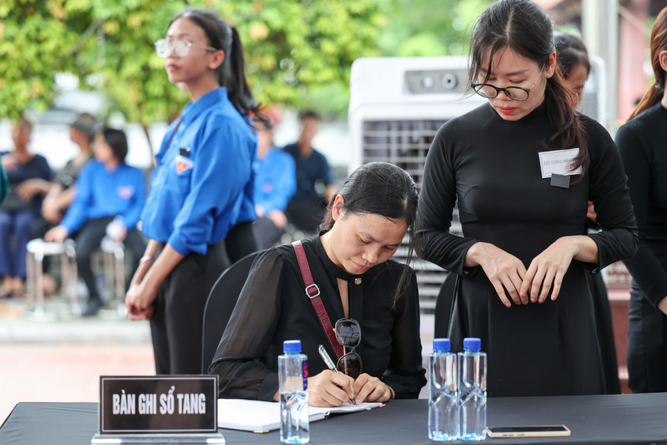 Nhiều người viết sổ tang để lại những dòng cảm xúc gửi tới Tổng Bí thư và gia đình. (Ảnh: Minh Sơn/Vietnam+)