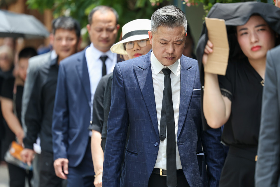 Ban tổ chức đã lập các hàng rào mềm từ xa để hướng dẫn, phân luồng giao thông từ trụ sở xã Đông Hội vào đến Nhà văn hóa làng Lại Đà; bố trí xe điện đưa người dân từ trụ sở xã Đông Hội vào cổng làng Lại Đà để đăng ký vào viếng Tổng Bí thư Nguyễn Phú Trọng. (Ảnh: Minh Sơn/Vietnam+)