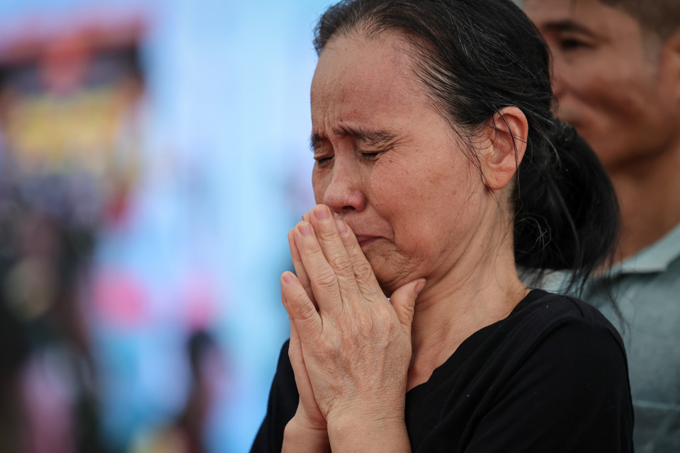 Một người dân xúc động bật khóc trước lúc vào viếng Tổng Bí thư. (Ảnh: Minh Sơn/Vietnam+)