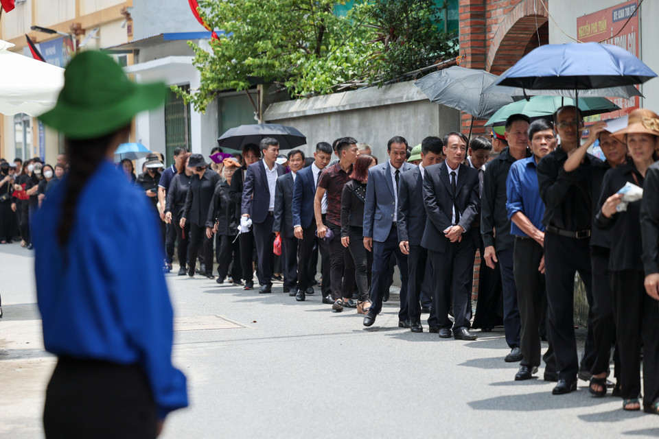 Tại thôn Lại Đà (xã Đông Hội, Đông Anh, Hà Nội), suốt buổi sáng nay, ngay từ sớm hàng nghìn người đã xếp hàng dài đợi tới lượt mình được vào viếng. (Ảnh: Minh Sơn/Vietnam+)