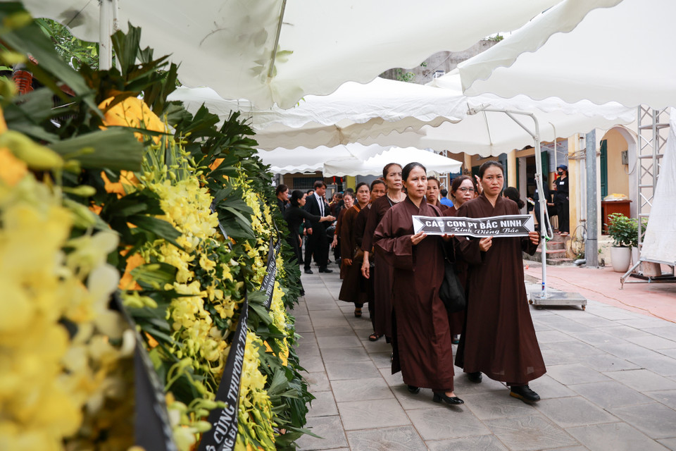 Dòng người xếp hàng dài để viếng trong nhà văn hoá thôn Lại Đà. (Ảnh: Minh Sơn/Vietnam+)