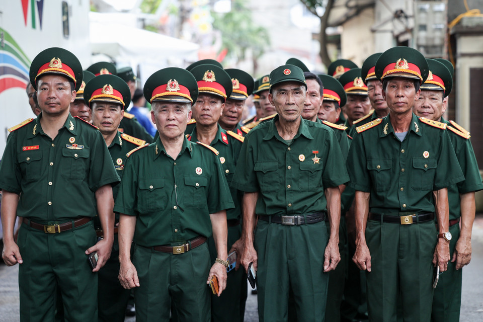 Đội cựu chiến binh di đi bộ hơn cây số từ đầu làng để vào viếng Tổng Bí thư Nguyễn Phú Trọng. (Ảnh: Minh Sơn/Vietnam+)