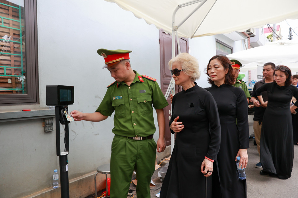 Người dân quét căn cước công dân gắn chip trước khi được vào viếng. (Ảnh: Minh Sơn/Vietnam+)