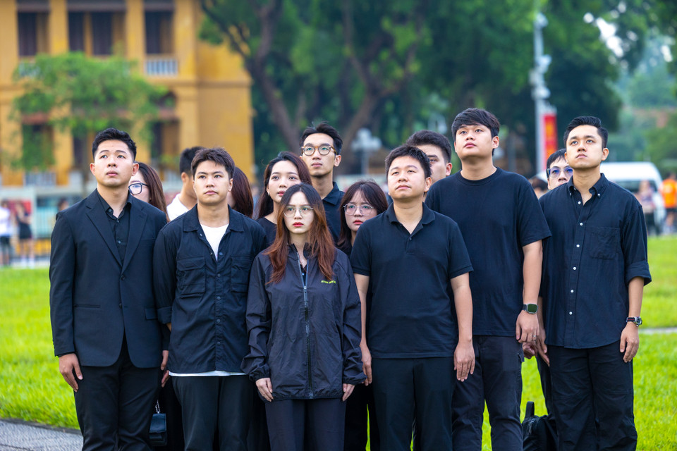 Lễ treo cờ rủ kết thúc, tuy nhiên vẫn còn rất nhiều bạn trẻ nán lại bày tỏ lòng thành kính trước lá cờ Tổ quốc. (Ảnh: Minh Sơn/Vietnam+)