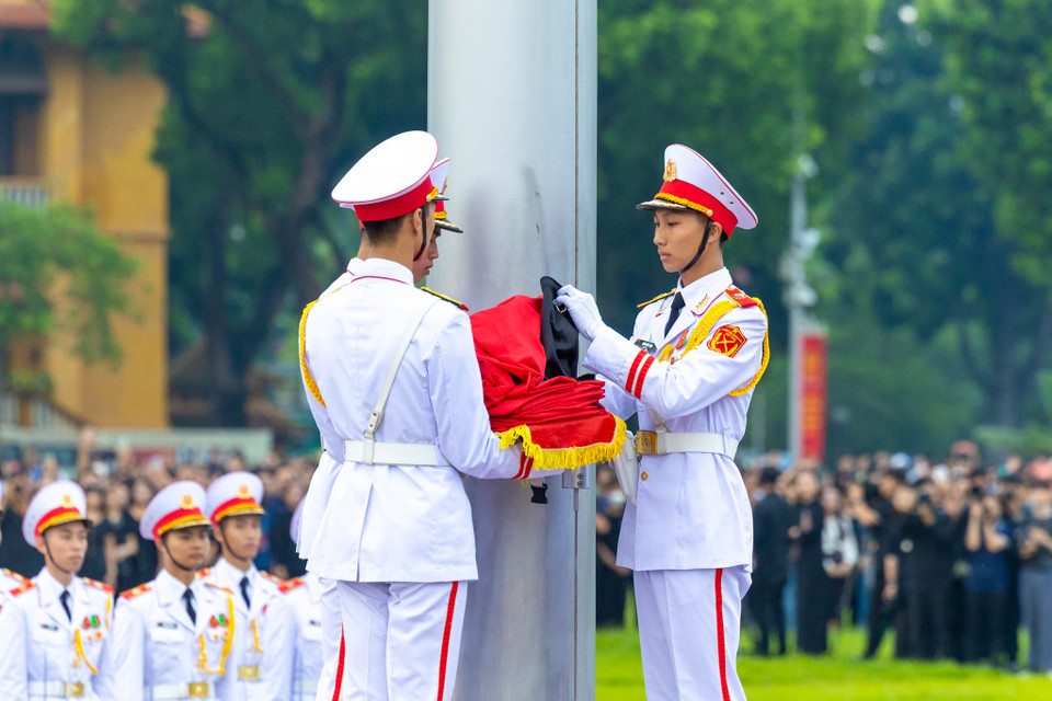 Quốc kỳ Việt Nam được kéo lên trong tiếng nhạc Quốc ca. (Ảnh: Minh Sơn/Vietnam+)