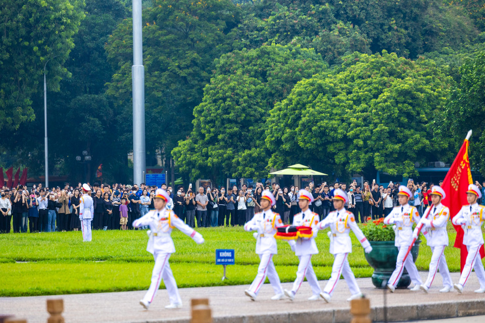 Trong thời gian 2 ngày diễn ra Lễ Quốc tang, các cơ quan, công sở trong phạm vi cả nước, các cơ quan đại diện của Việt Nam ở nước ngoài treo cờ rủ, có dải băng tang và không tổ chức các hoạt động vui chơi, giải trí công cộng. (Ảnh: Minh Sơn/Vietnam+)