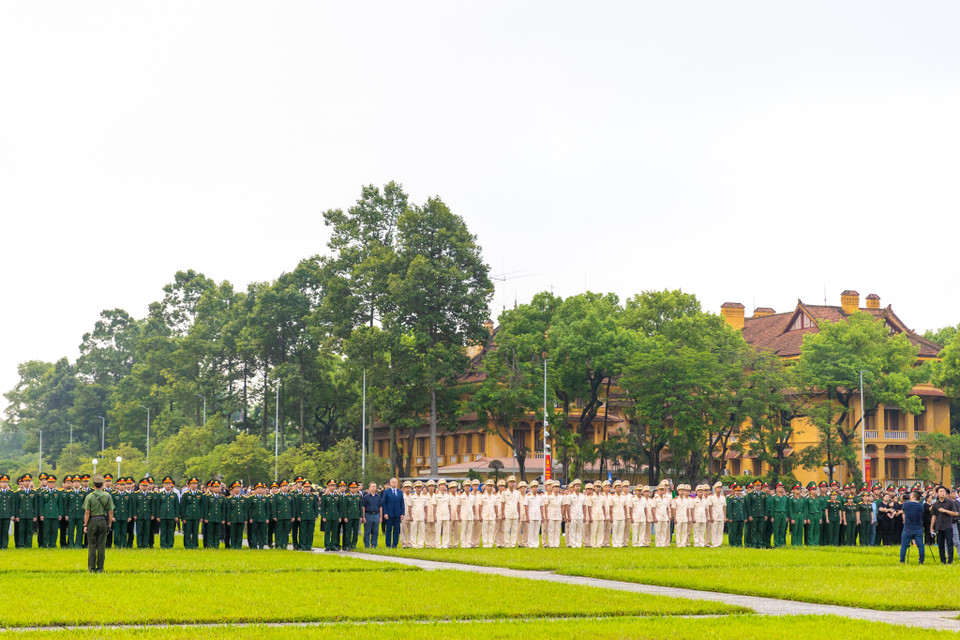 Buổi lễ chào cờ sáng nay có sự tham dự của rất đông người dân Hà Nội, du khách, khi người dân biết tin có nghi lễ treo băng để tang Tổng Bí thư Nguyễn Phú Trọng. (Ảnh: Minh Sơn/Vietnam+)
