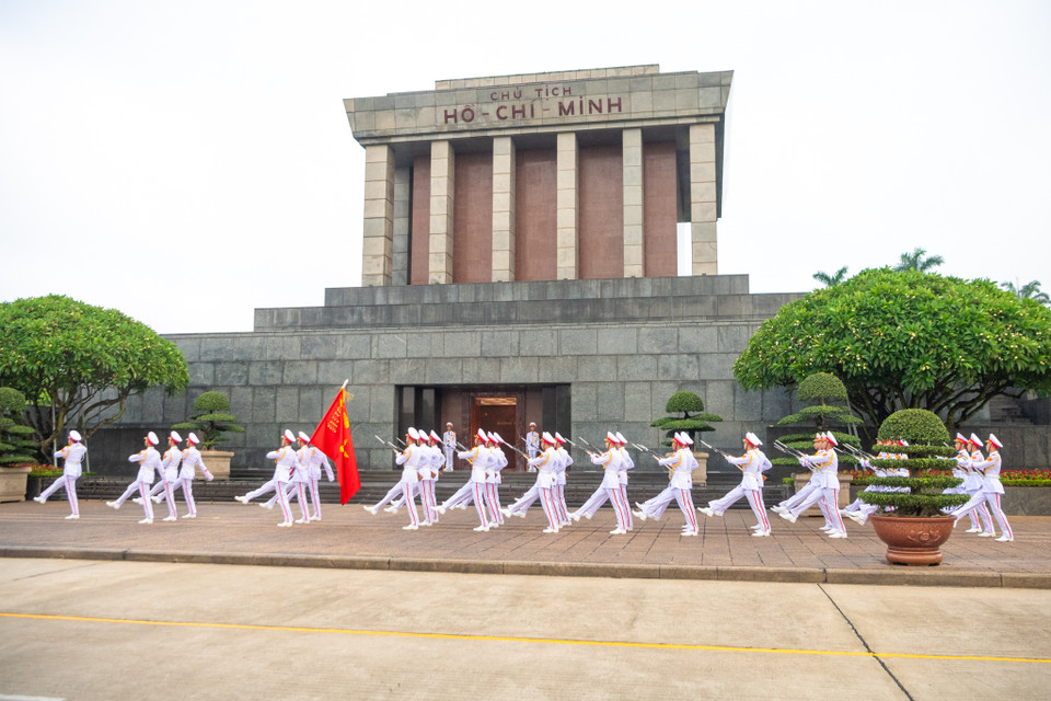 Kết thúc buổi lễ, đội tiêu binh diễu hành qua Lăng Chủ tịch Hồ Chí Minh. (Ảnh: Minh Sơn/Vietnam+)