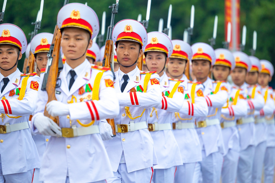Kết thúc buổi lễ, đội tiêu binh diễu hành qua Lăng Chủ tịch Hồ Chí Minh. (Ảnh: Minh Sơn/Vietnam+)