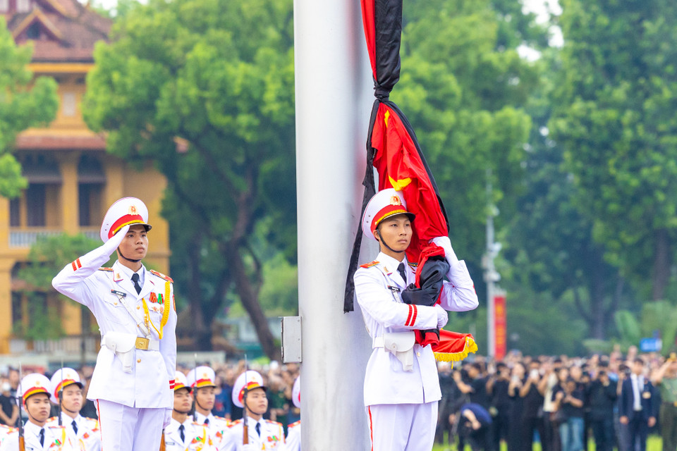 Khác với những ngày thường, trong ngày 25/7 sẽ không có nghi lễ hạ cờ vào buổi tối. (Ảnh: Minh Sơn/Vietnam+)