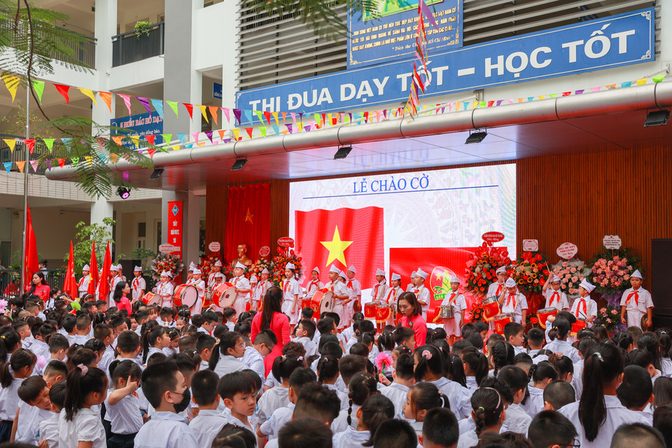 Trường Tiểu học Bà Triệu cùng hơn 2.800 trường học trên địa bàn thành phố Hà Nội đồng loạt thực hiện lễ khai giảng năm học 2023 - 2024 trong không khí tươi vui, phấn khởi. (Ảnh: Minh Sơn/Vietnam+)