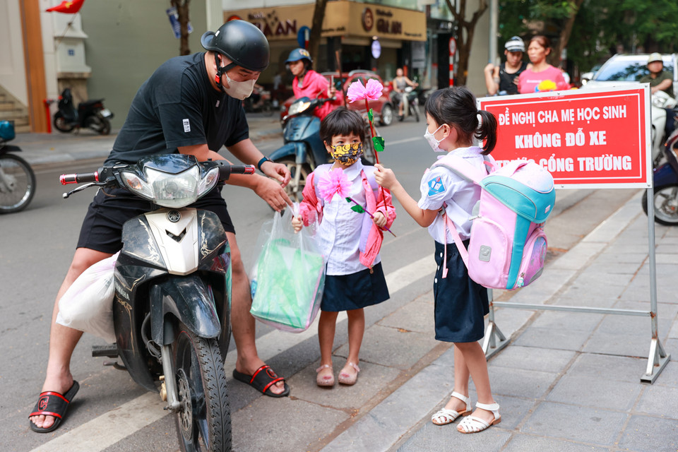 Đường phố tại Hà Nội nhộn nhịp từ 6 giờ 30 khi khoảng 2,2 triệu học sinh các cấp đi khai giảng. Đây là địa phương có số học sinh và trường, lớp nhiều nhất cả nước. (Ảnh: Minh Sơn/Vietnam+)