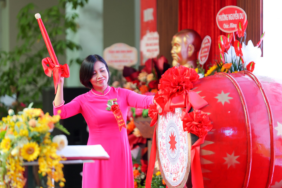 Cô Lê Thu Hằng - Hiệu trưởng Tiểu học Bà Triệu đánh những tiếng trống đầu tiên bắt đầu năm học mới. (Ảnh: Minh Sơn/Vietnam+)