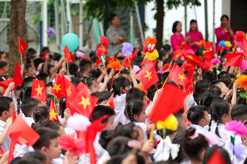 Lễ khai giảng năm học mới 2023-2024 được tổ chức thống nhất tất cả các trường lấy học sinh làm trung tâm, chú trọng việc tổ chức đón học sinh đầu cấp. (Ảnh: Minh Sơn/Vietnam+)