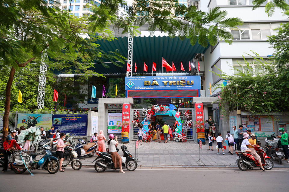 Ghi nhận tại trường Tiểu học Bà Triệu (Hà Nội), từ sớm rất đông phụ huynh đã đưa con em mình đến tựu trường. (Ảnh: Minh Sơn/Vietnam+) 