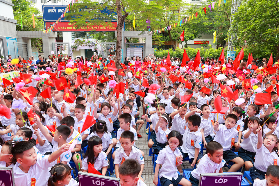 Cô Lê Thu Hằng cho biết thầy và trò toàn trường quyết tâm hoàn thành tốt chủ đề năm học là 'Đoàn kết, kỷ cương, sáng tạo, tiếp tục đổi mới, nâng cao chất lượng giáo dục và đào tạo.' (Ảnh: Minh Sơn/Vietnam+)